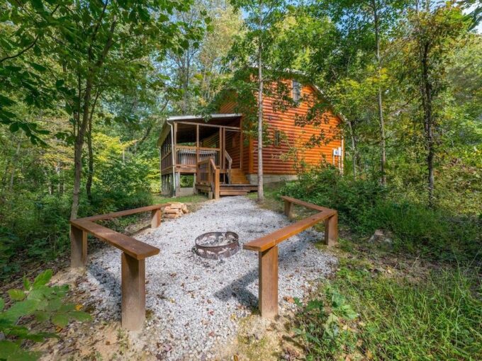 Hideaway Cabin- Totally remodeled, pet friendly, private Hocking Hills cabin!