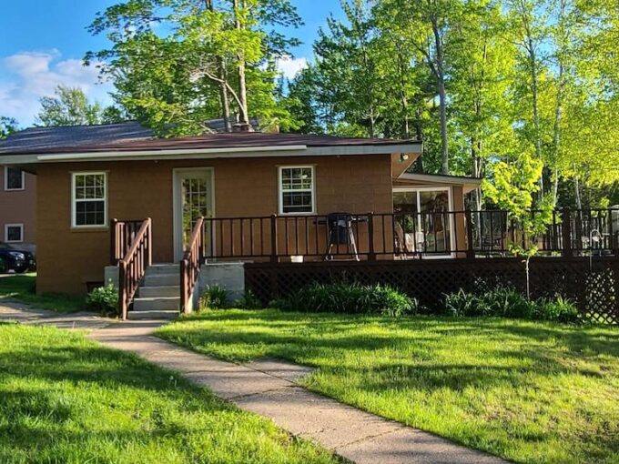 Cozy Sunset Lake Cottage on Fish Lake off of ATV /Snowmobile trail 5!