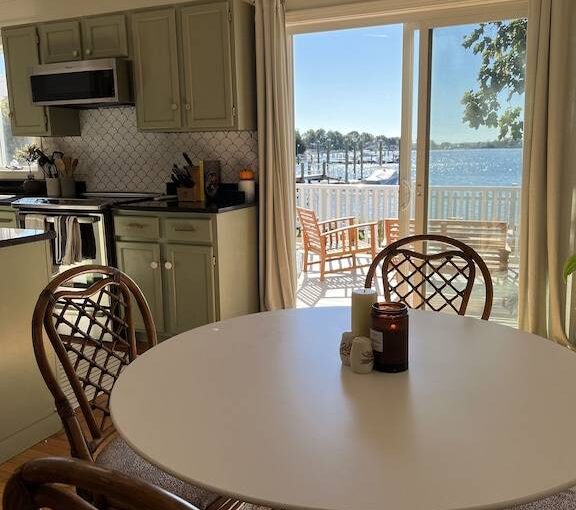 Waterfront, Dog-Friendly Cottage on the Cove